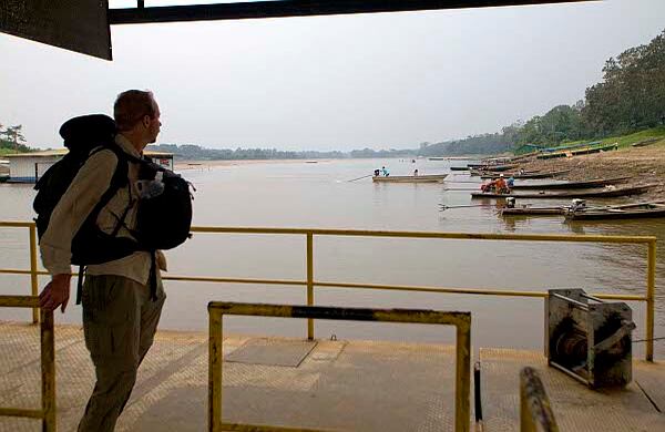 Un turista extranjero llega al puerto de desembarque en Puerto Nariño, Amazonas.