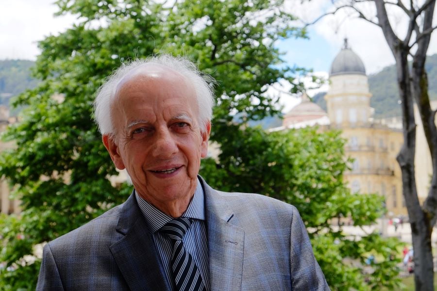 Jorge Ignacio Zorro Sánchez nació en 1946 en Bogotá.  Estudió en el Conservatorio de la Universidad Nacional en 1964, y en 1974 obtuvo una beca en el Conservatorio Tchaikovsky de Moscú.