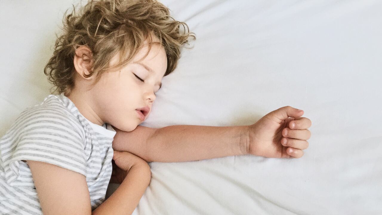 Conozca la importancia del sueño en los niños.