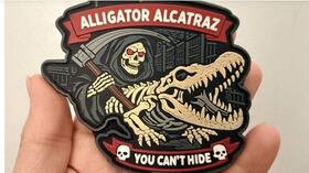 Los guardias del centro de detención utilizan insignias intimidantes para mantener el control del lugar