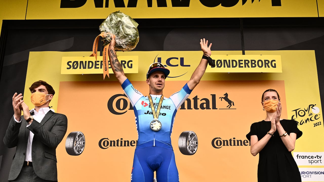 Apasionante final en la tercera etapa del Tour de Francia, Dylan Groenewegen fue el ganador. (Photo by Marco BERTORELLO / AFP)