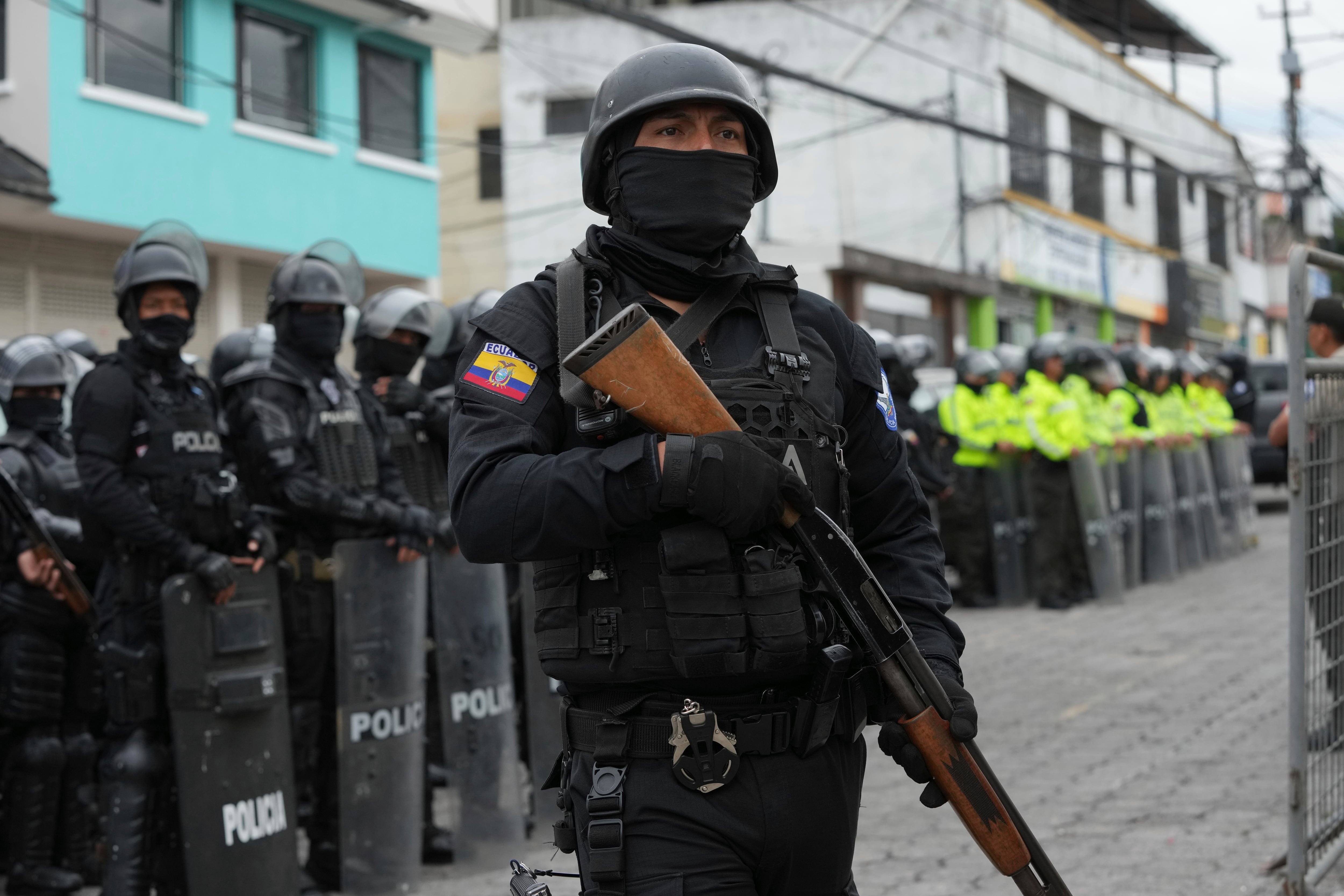 Policías y soldados se encuentran afuera de la prisión El Inca después de que comenzaron los disturbios en el interior en Quito, Ecuador, el lunes 8 de enero de 2024. El motín se produce un día después de que las autoridades ecuatorianas informaron que, en otra prisión diferente en la ciudad de Guayaquil, el líder de la pandilla Los Choneros Adolfo Macías, alias "Fito", no se encontraba en su celda. Hace una década, el capo huyó de otra instalación. (Foto AP/Dolores Ochoa)