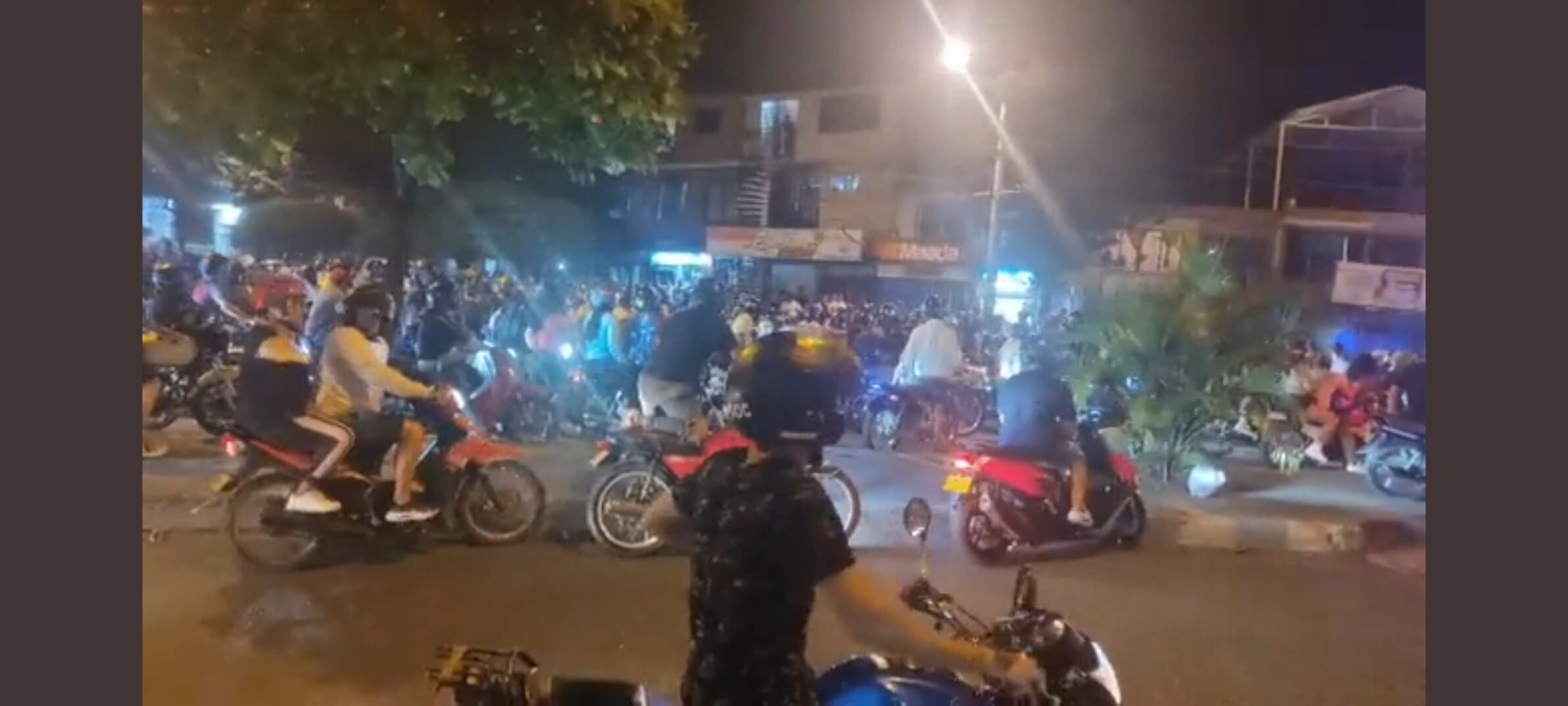 Varios ciudadanos en redes sociales registraron una masiva caravana de motos, las cuales recorrieron varias vías de Cali en la noche del miércoles 9 de marzo.