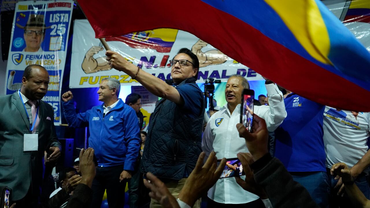 El candidato presidencial Fernando Villavicencio ondea una bandera nacional durante un evento de campaña en una escuela minutos antes de que lo mataran a tiros en Quito, Ecuador, el 9 de agosto de 2023. (AP vía AP/Archivo)