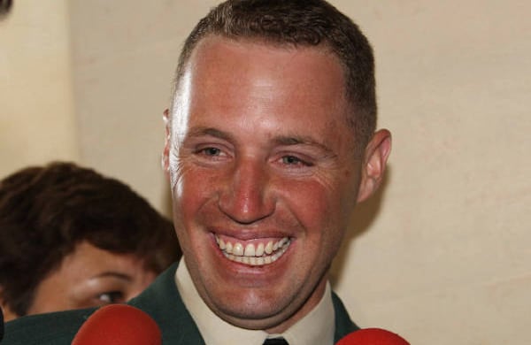 "Aquí está el sargento Rodrigo García, un hombre lleno de Coraje y honor por vestir el uniforme militar, cuyas lágrimas de indignación y de tristeza nos conmovieron a todos los colombianos": Santos. 