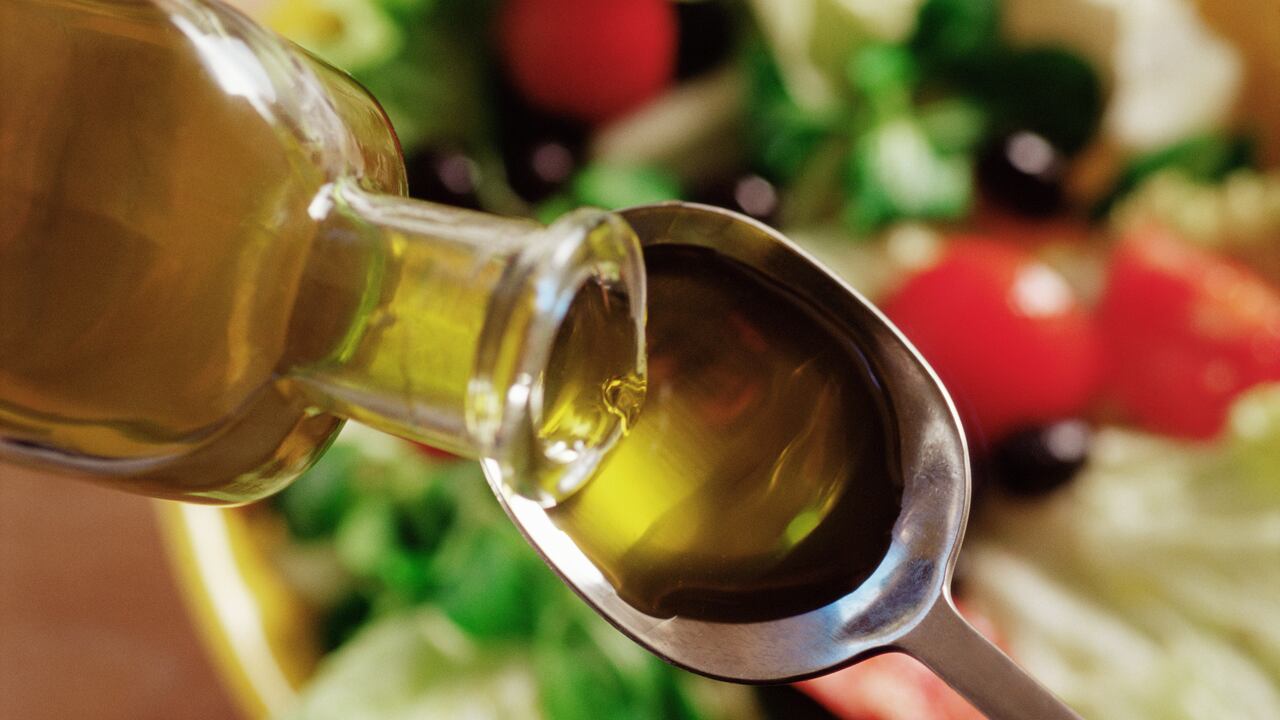 El aceite de oliva puede convertirse en un gran aliado para cuidar el cabello.