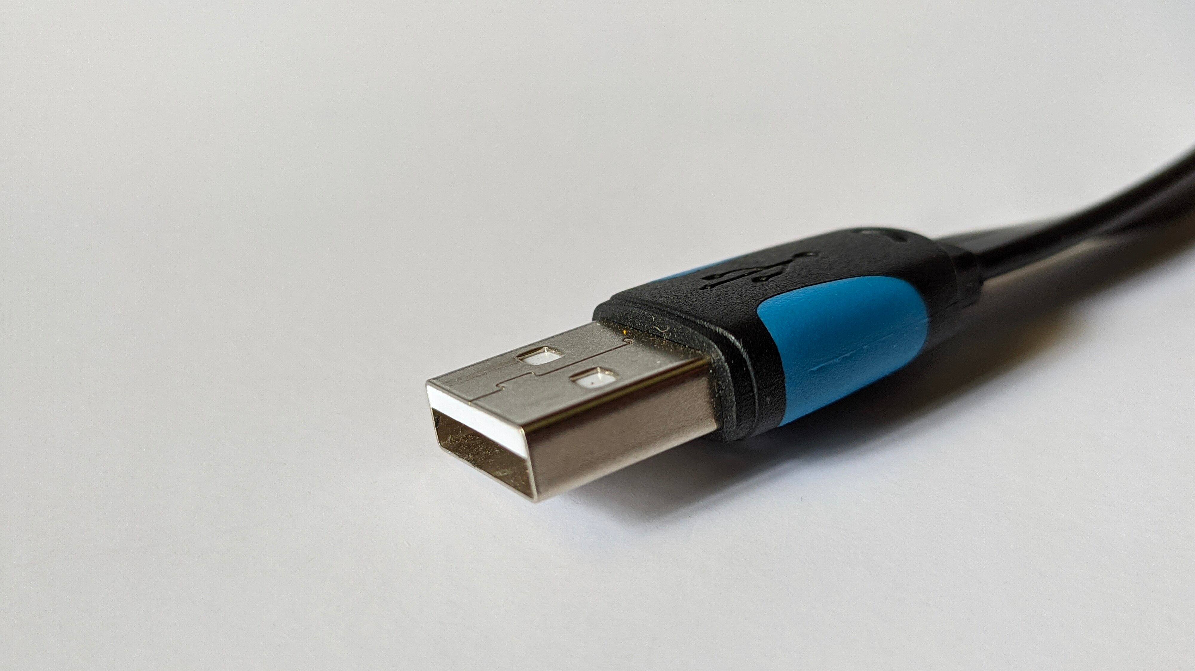 El conector USB tipo A tiene una forma rectangular plana, con una carcasa metálica y una lengüeta interna con contactos eléctricos.