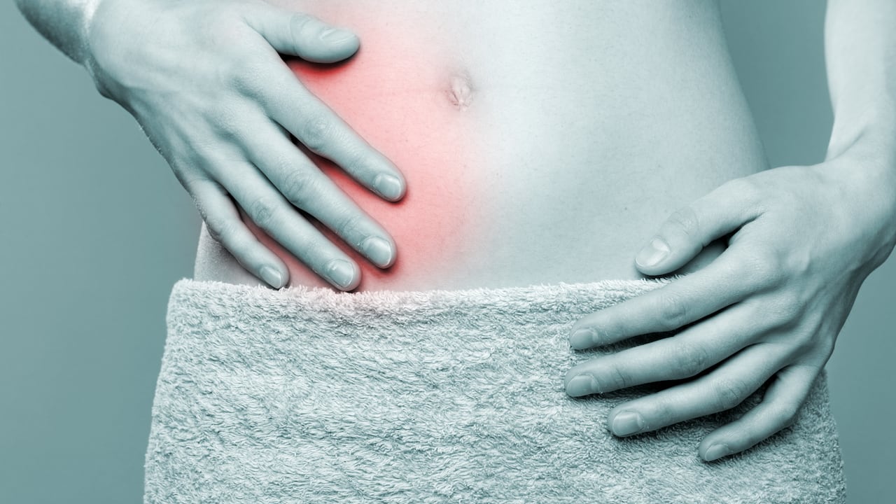 La apendicitis generalmente provoca un dolor intenso que aumenta con el paso del tiempo, empieza en la zona del ombligo y se desplaza hacia la parte inferior derecha del abdomen.