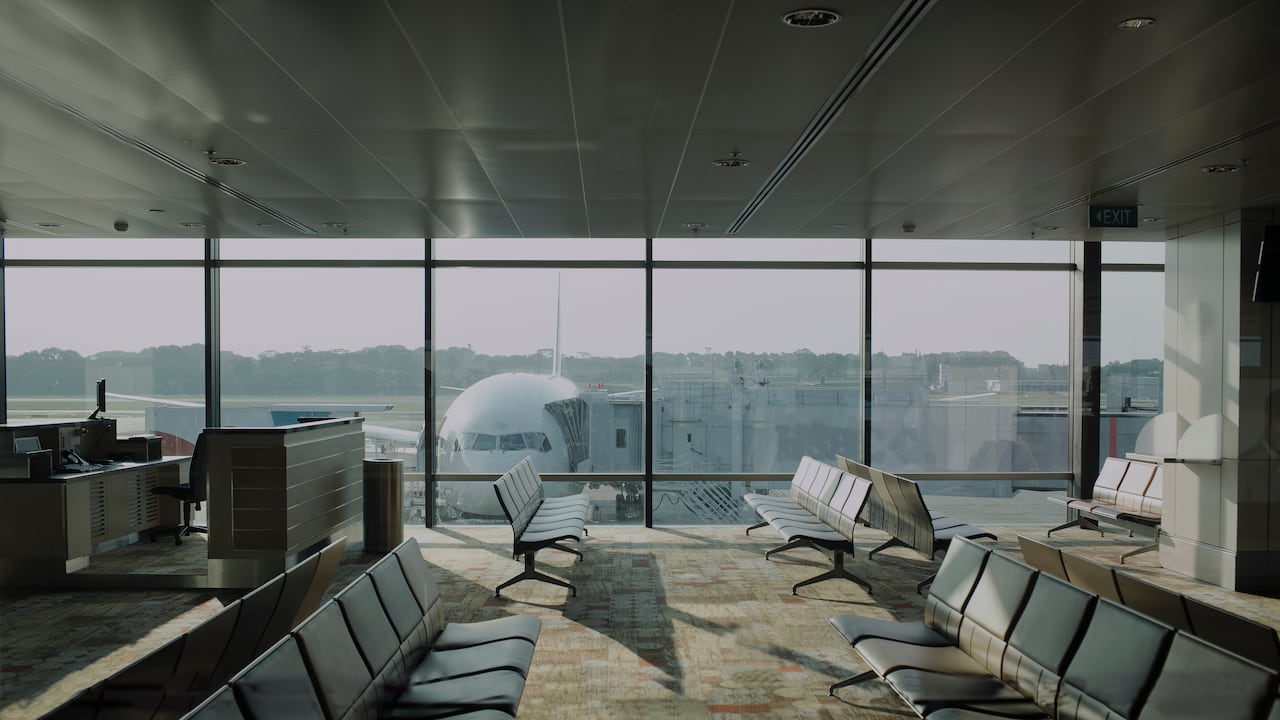 Normalmente, el viajero que esté en tránsito solo podrá estar en esta zona esperando su próximo vuelo.