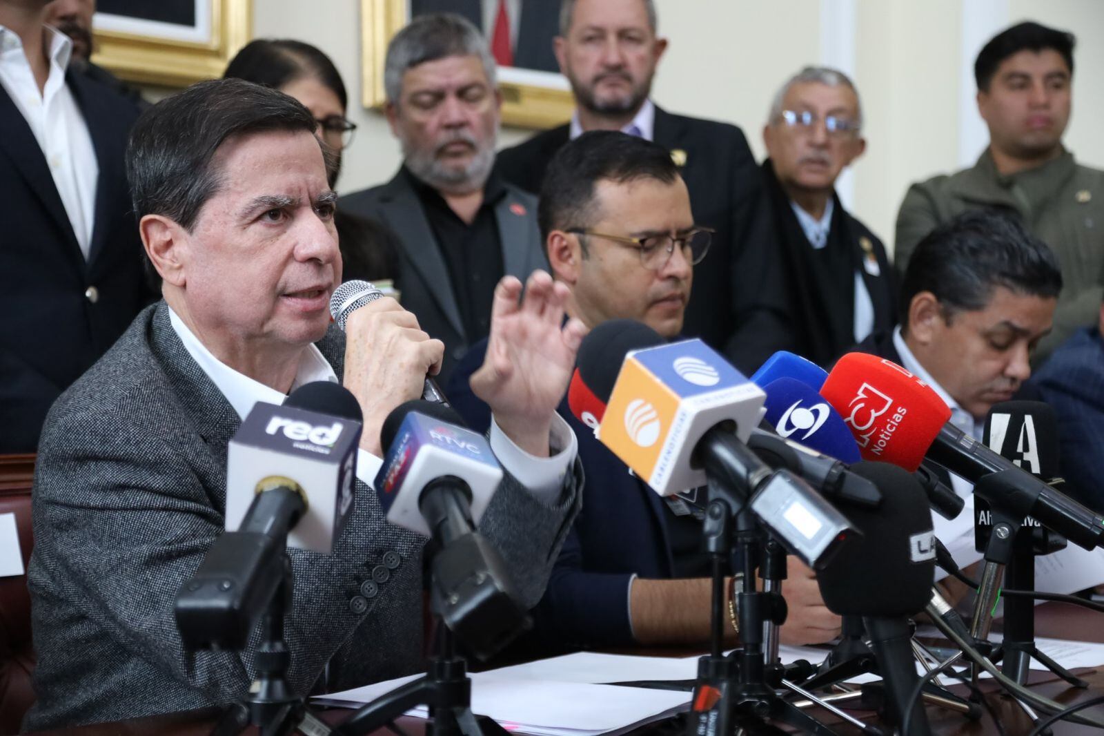 Ministro del Interior, Juan Fernando Cristo, y presidente de la Cámara, Jaime Raúl Salamanca.