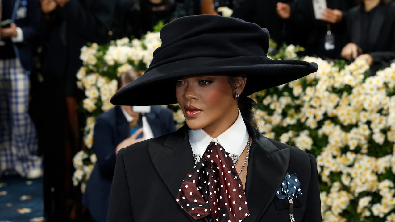 Durante el evento, Rihanna reveló su tercer embarazo, consolidando su estatus como ícono de la moda.