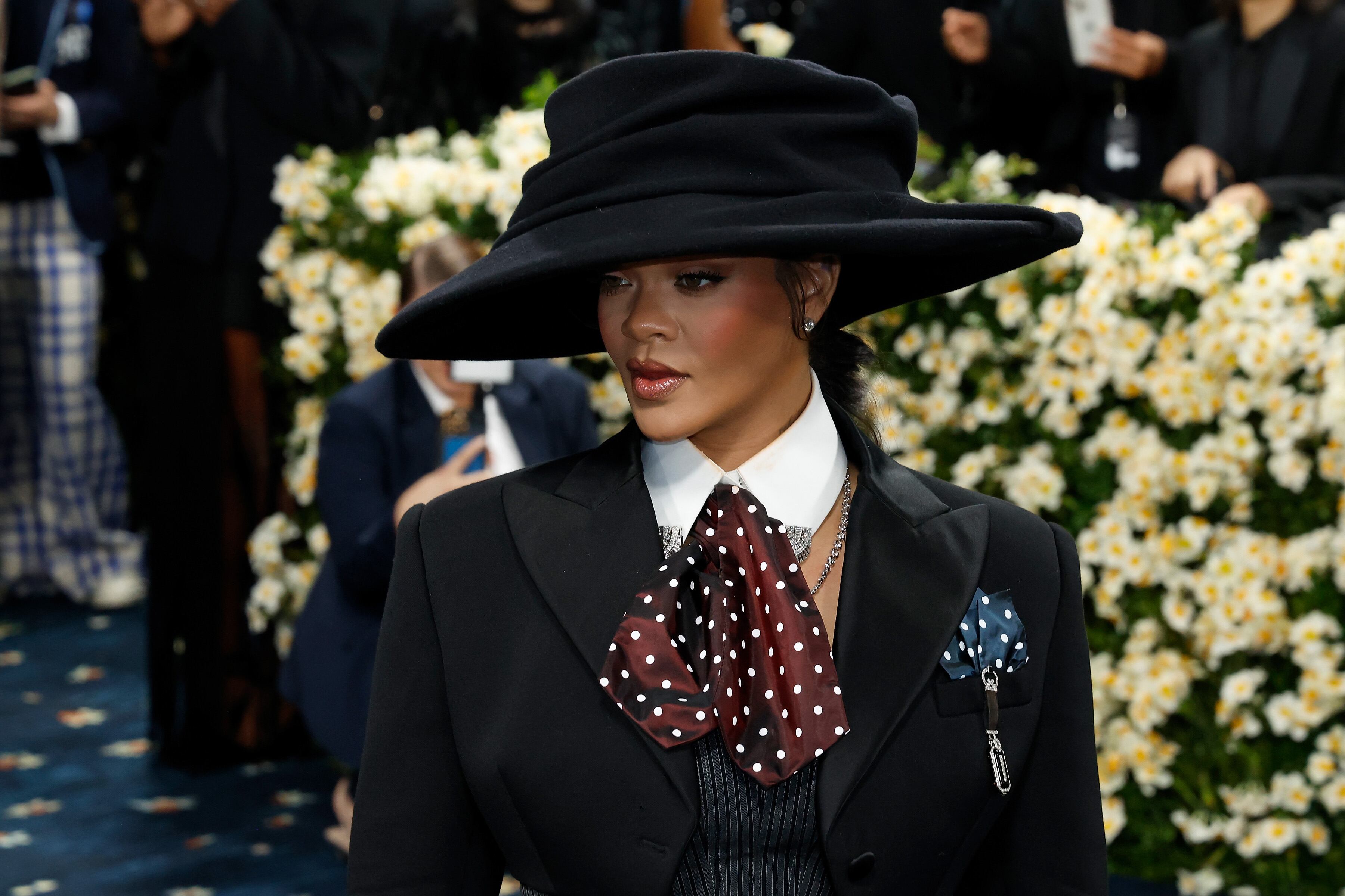 Durante el evento, Rihanna reveló su tercer embarazo, consolidando su estatus como ícono de la moda.