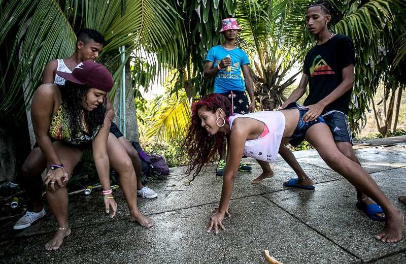 El baile plebe durante el Passapaseo en Turbaco. Foto: Joaquín Sarmiento