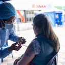 La Secretaría Distrital de Salud hizo un llamado a madres, padres y cuidadores de niñas y niños, para que les apliquen la vacuna contra la influenza y mantengan al día sus esquemas de vacunación.