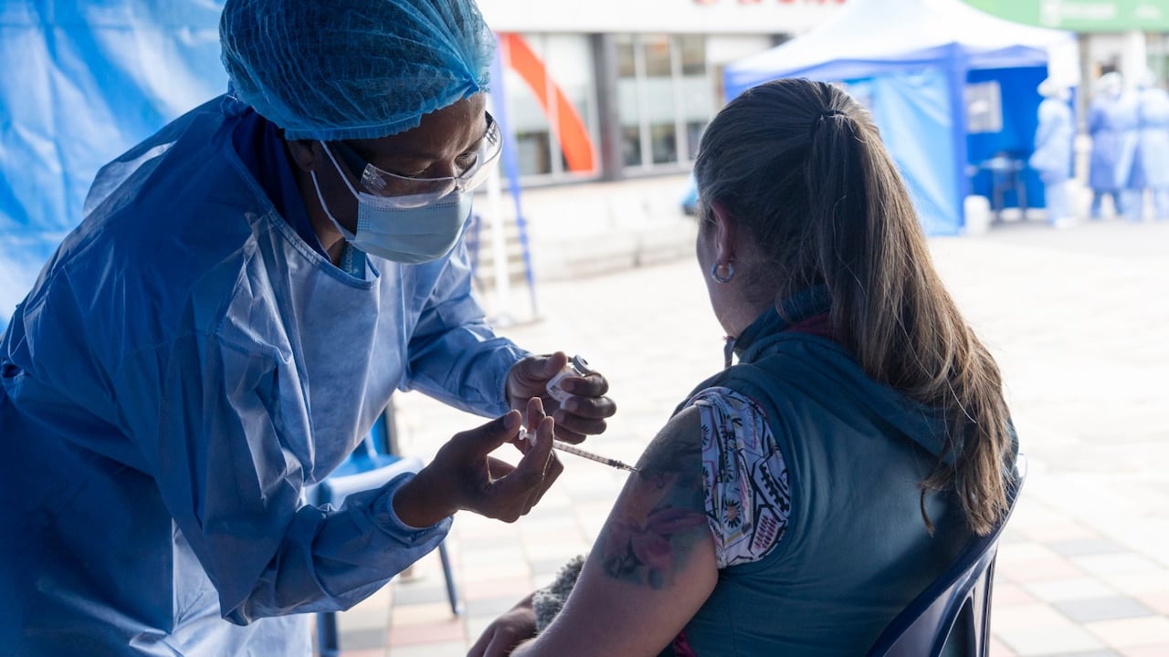 La Secretaría Distrital de Salud de Bogotá lidera la vacunación.