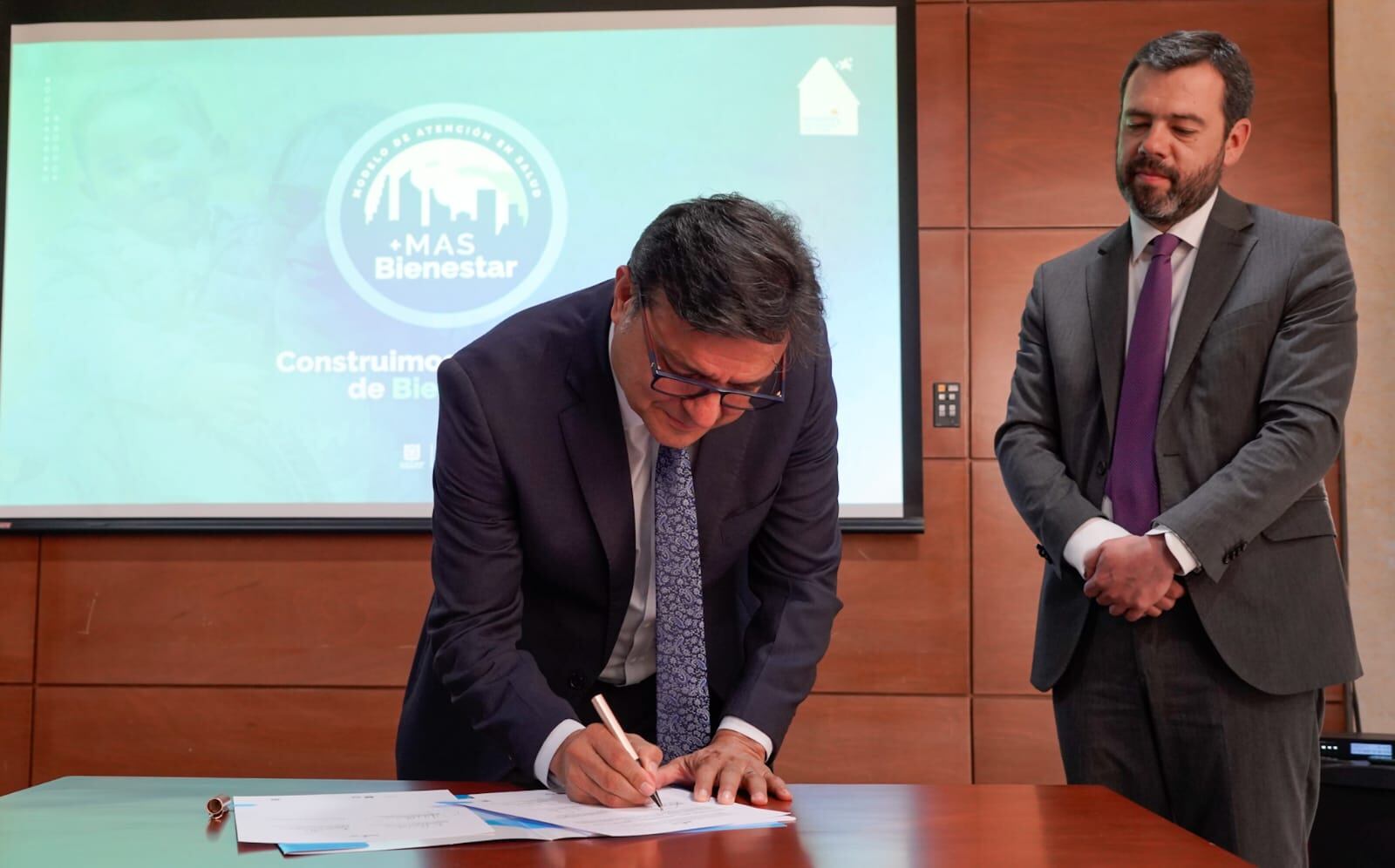 El secretario de Salud, Gerson Bermont, y el alcalde Carlos Fernando Galán, en la firma de los convenios con las EPS