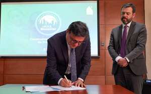 El secretario de Salud, Gerson Bermont, y el alcalde Carlos Fernando Galán, en la firma de los convenios con las EPS