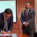 El secretario de Salud, Gerson Bermont, y el alcalde Carlos Fernando Galán, en la firma de los convenios con las EPS