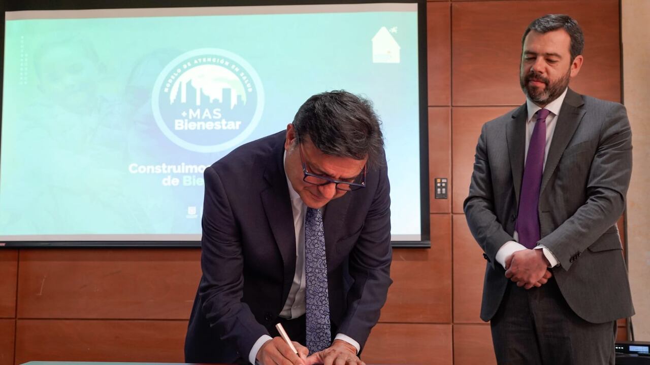 El secretario de Salud, Gerson Bermont, y el alcalde Carlos Fernando Galán, en la firma de los convenios con las EPS.
