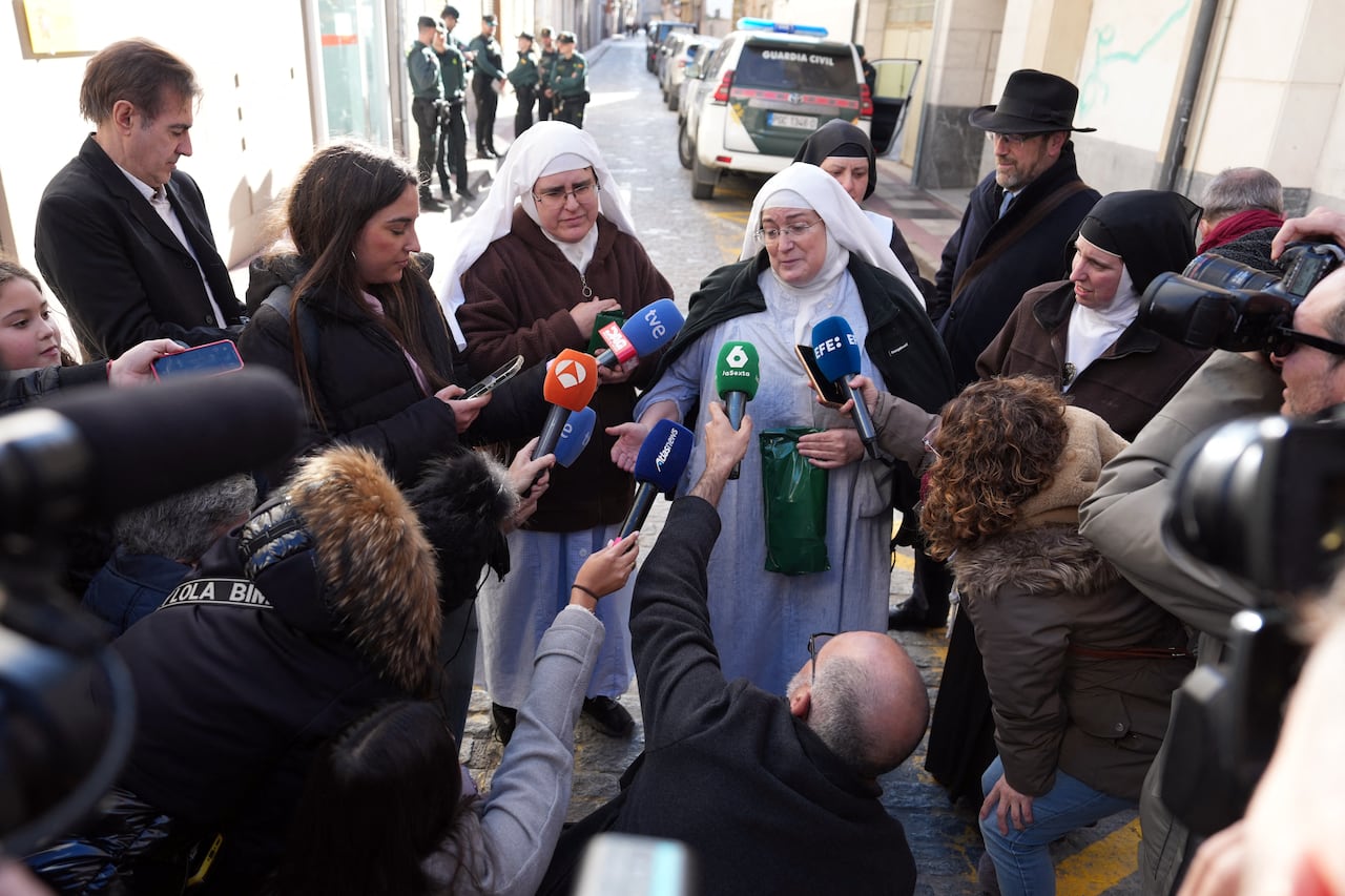 Dos monjas a las que se les acusa de vender obras religiosas