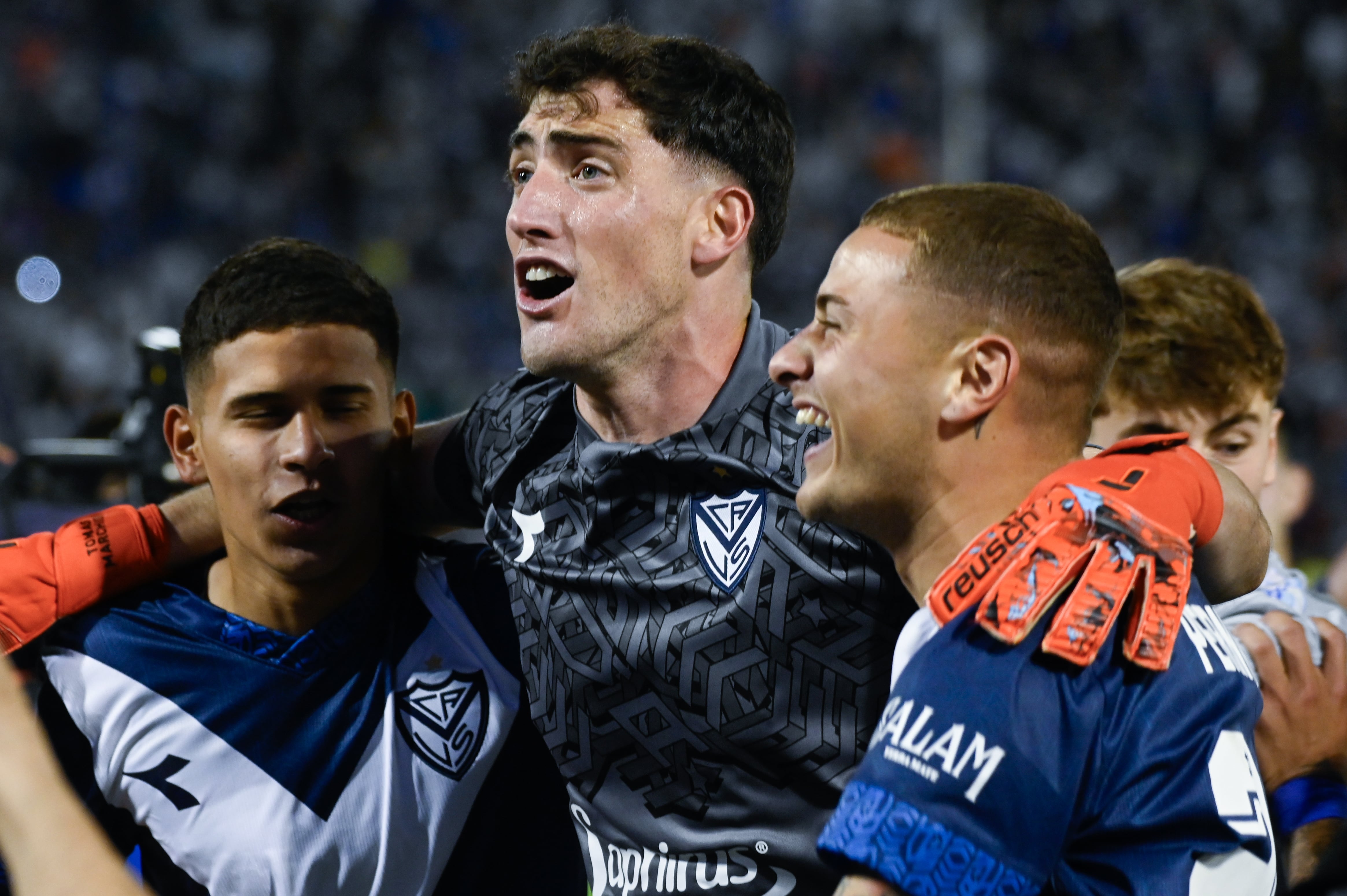 Tomas Marchiori (centro) portero al servicio de Vélez Sarsfield de Argentina.