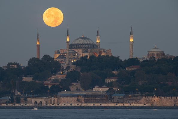 La superluna del 1 de agosto estaba al menos 160 kilómetros (100 millas) más alejada.