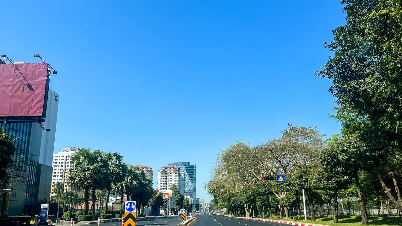 YANGON, MYANMAR - 01 DE FEBRERO: Los manifestantes en Myanmar cerraron negocios y se mantuvieron alejados de las calles en una "huelga silenciosa" contra el gobierno de los militares y su derrocamiento del gobierno elegido democráticamente del país del sudeste asiático en un golpe de febrero, en Yangon, Myanmar el febrero 01, 2021. Mientras Myanmar cumple un año desde que los militares dieron un golpe de estado, la gente de todo el país ha lanzado una huelga silenciosa a nivel nacional. (Foto de Santosh Sithu/Agencia Anadolu a través de Getty Images)