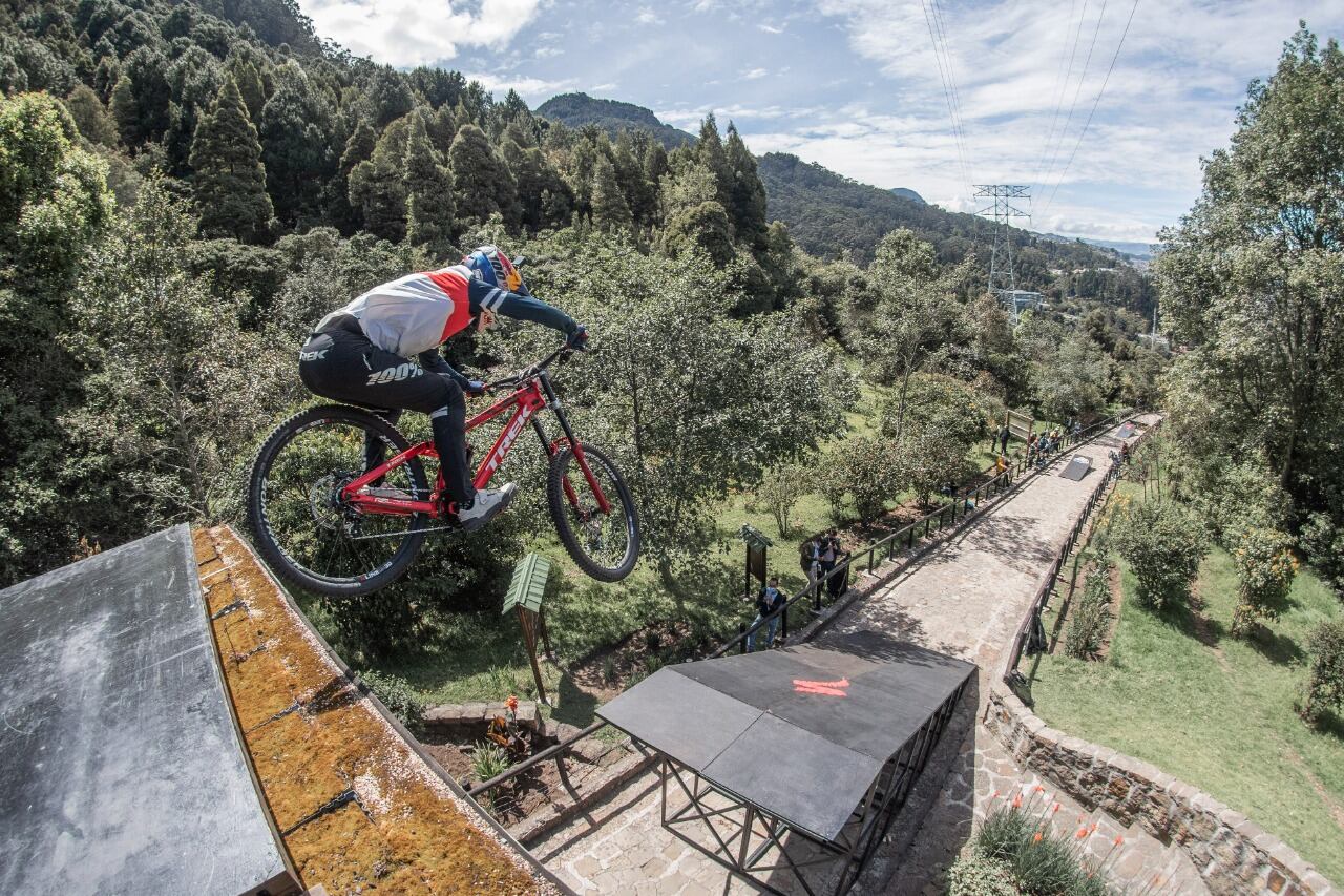 Este fin de semana Red Bull Monserrate Cerro Abajo, la carrera de downhill urbano regresa

25 de los mejores riders de 12 países se encuentran este 5 de febrero en una de las carreras de downhill urbano más exigentes del mundo, Red Bull Monserrate Cerro Abajo.