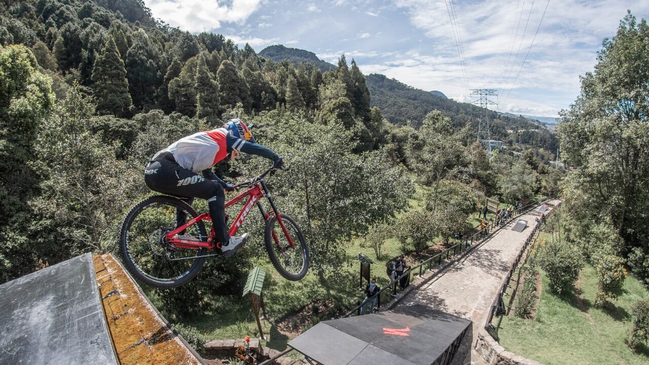 Este fin de semana Red Bull Monserrate Cerro Abajo, la carrera de downhill urbano regresa
25 de los mejores riders de 12 países se encuentran este 5 de febrero en una de las carreras de downhill urbano más exigentes del mundo, Red Bull Monserrate Cerro Abajo.