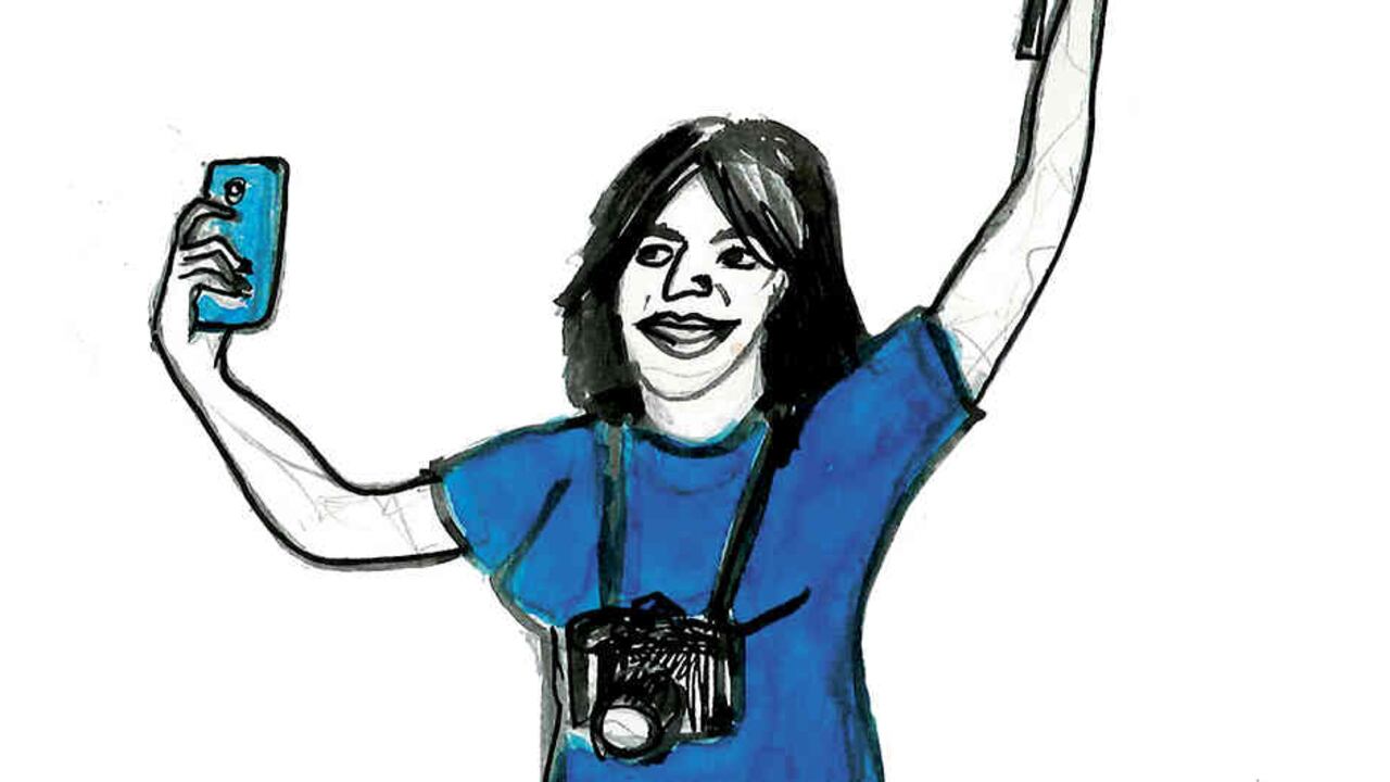 Algunos viajeros quieren documentar todo a su paso. Desde gente y edificios hasta afiches viejos rasgados y ladrones de teléfonos celulares.