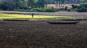 Canoas abandonadas de pie en la orilla de un pantano que se secó en La Mojana , una región conocida por sus humedales, en San Marcos , departamento de Sucre. / AFP