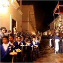 En las procesiones nocturnas de martes, miércoles, jueves y viernes santos, los cargueros llevan túnicas color azul y paños blancos.