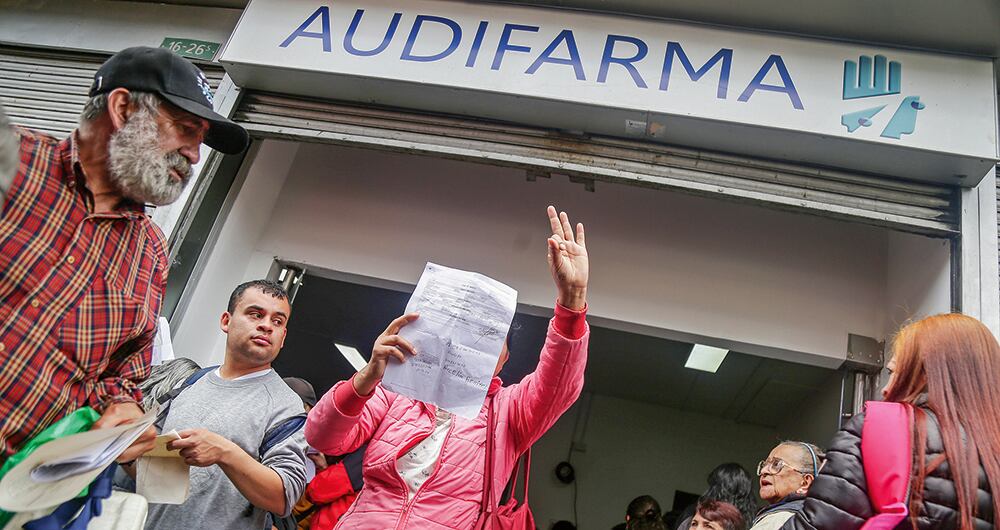 El presidente Gustavo Petro amenazó con allanar las bodegas de las empresas farmacéuticas porque dice que están acumulando los medicamentos. El viernes se volvieron virales las imágenes de personas haciendo fila por sus medicinas.