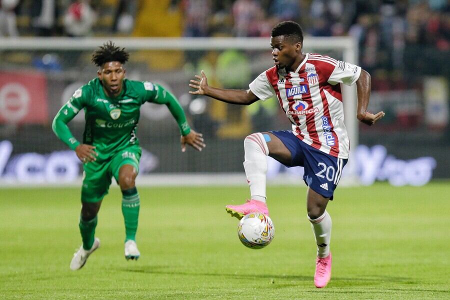 Déiber Caicedo se recupera de un golpe en el último partido.