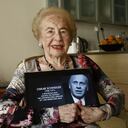 Una fotografía tomada el 23 de noviembre de 2019 en la ciudad israelí de Herzliya muestra a Mimi Reinhardt, la secretaria de Oskar Schindler, un industrial alemán que salvó la vida de cientos de judíos durante el Holocausto nazi. - Reinhardt murió el 8 de abril de 2022 a los 107 años. Fue la encargada de confeccionar las listas de trabajadores judíos del gueto de la ciudad polaca de Cracovia que fueron reclutados para trabajar en la fábrica de Schindler, salvándolos de la deportación a los campos de exterminio. . (Foto de GIDEON MARKOWICZ / AFP)