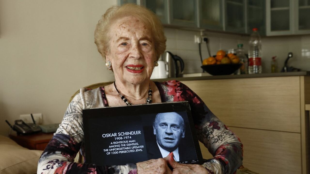 Una fotografía tomada el 23 de noviembre de 2019 en la ciudad israelí de Herzliya muestra a Mimi Reinhardt, la secretaria de Oskar Schindler, un industrial alemán que salvó la vida de cientos de judíos durante el Holocausto nazi. - Reinhardt murió el 8 de abril de 2022 a los 107 años. Fue la encargada de confeccionar las listas de trabajadores judíos del gueto de la ciudad polaca de Cracovia que fueron reclutados para trabajar en la fábrica de Schindler, salvándolos de la deportación a los campos de exterminio. . (Foto de GIDEON MARKOWICZ / AFP)