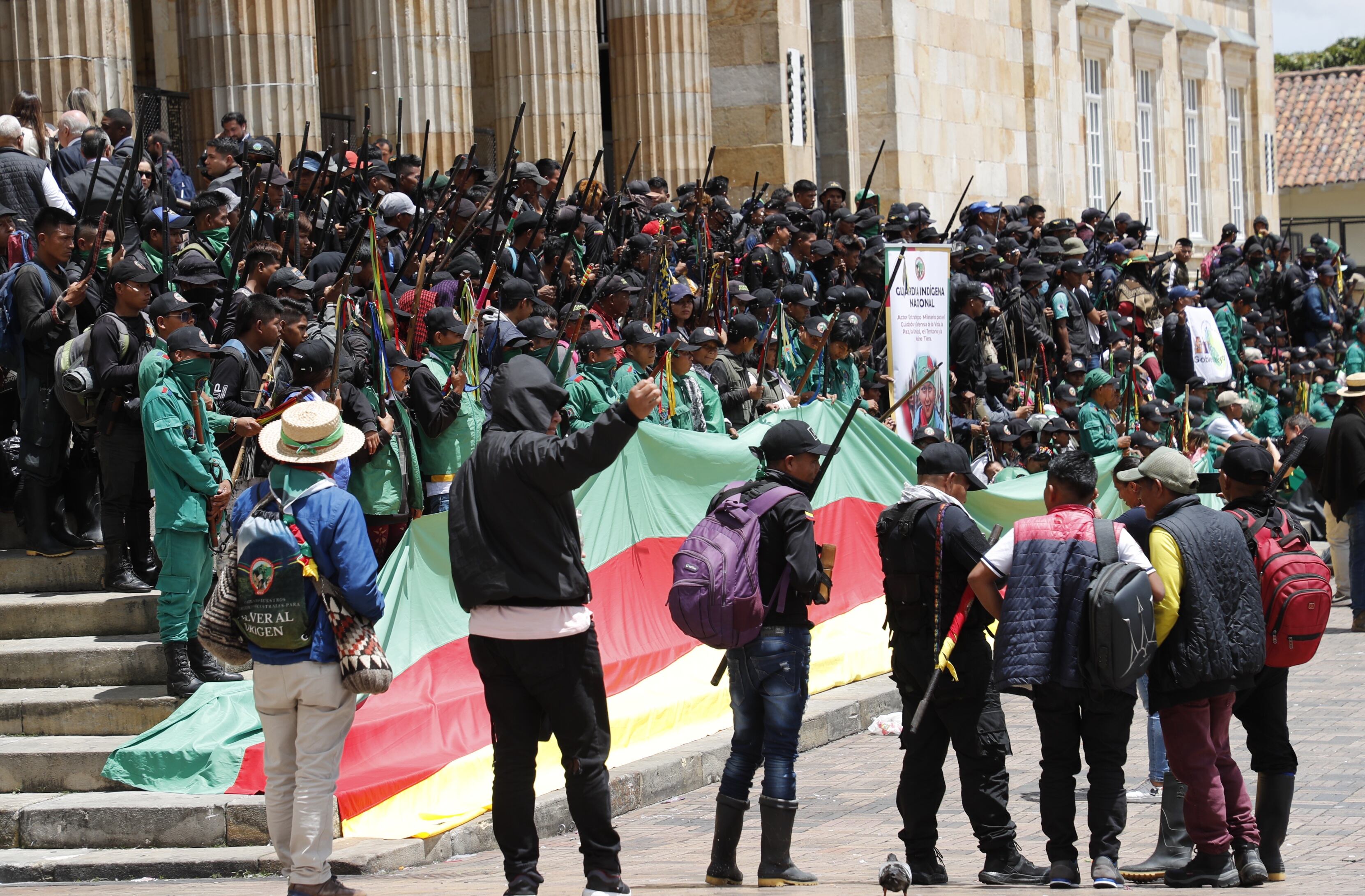 Indigenas del Cauca en las afueras del Congreso