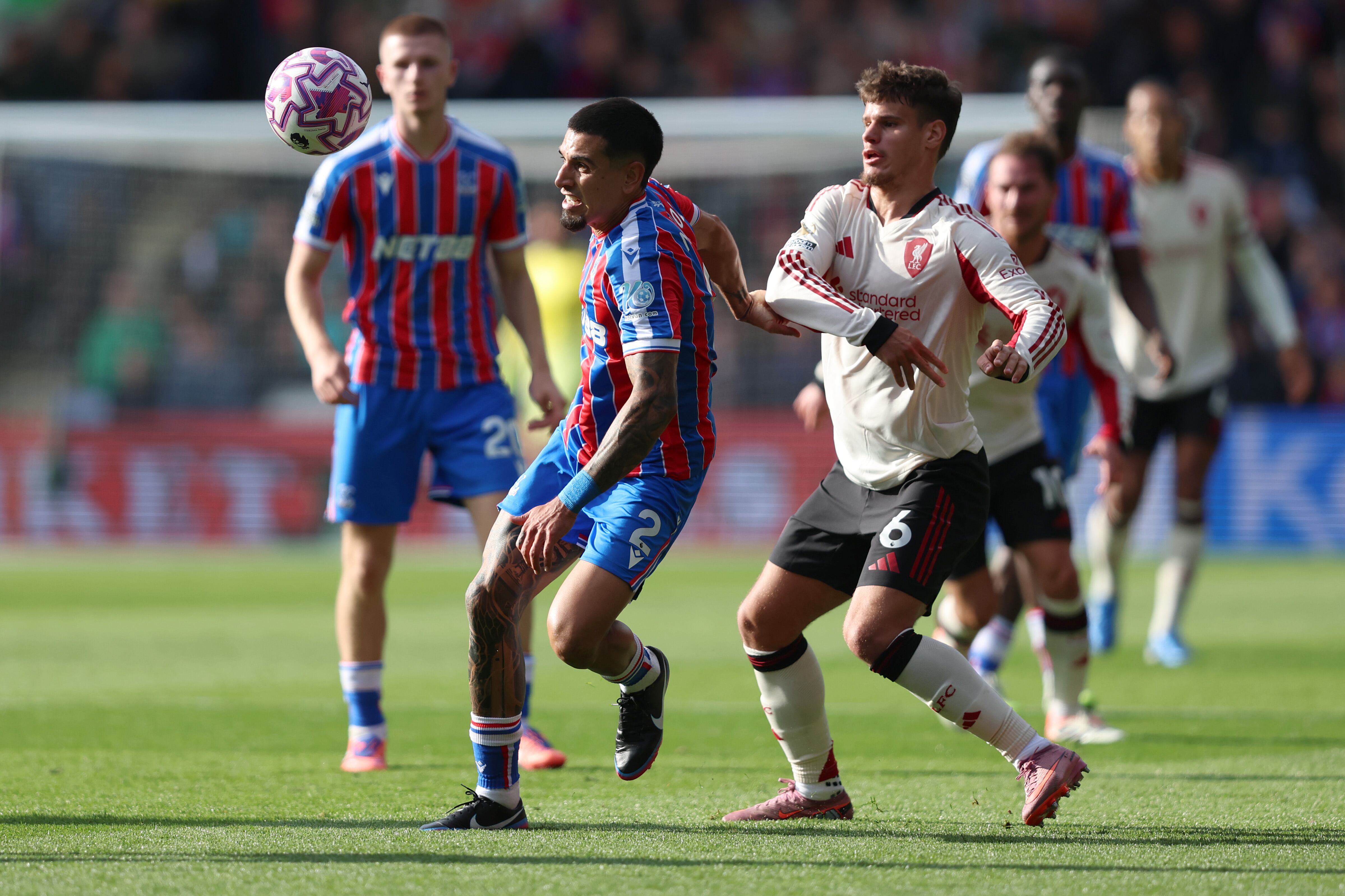 Daniel Muñoz jugó ante Liverpool siendo uno de los más influyentes al ataque.