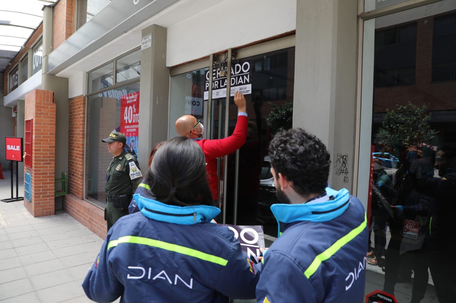 La DIAN cerró el Outlet Adidas en Bogotá
