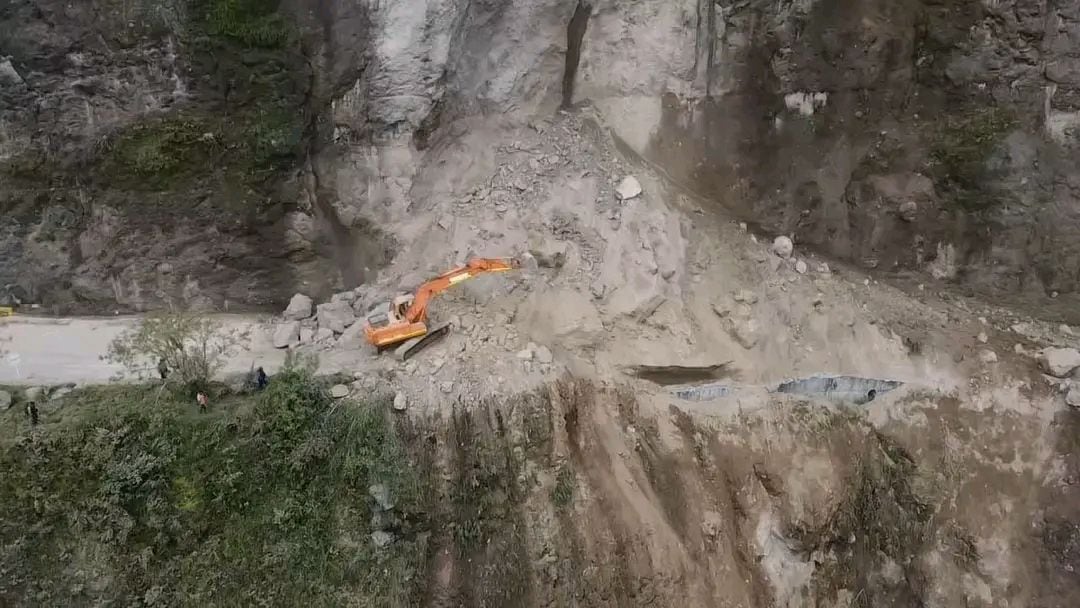 Invías informó que debido a nuevos deslizamientos de consideración, se ha autorizado el cierre total de la vía Panamericana km 41 sector Cano Bajo, entre Pasto y Mojarras, hasta nuevo aviso y entre tanto no se evalúe la situación, por parte de especialistas, sobre las condiciones de seguridad en la zona para el tránsito.