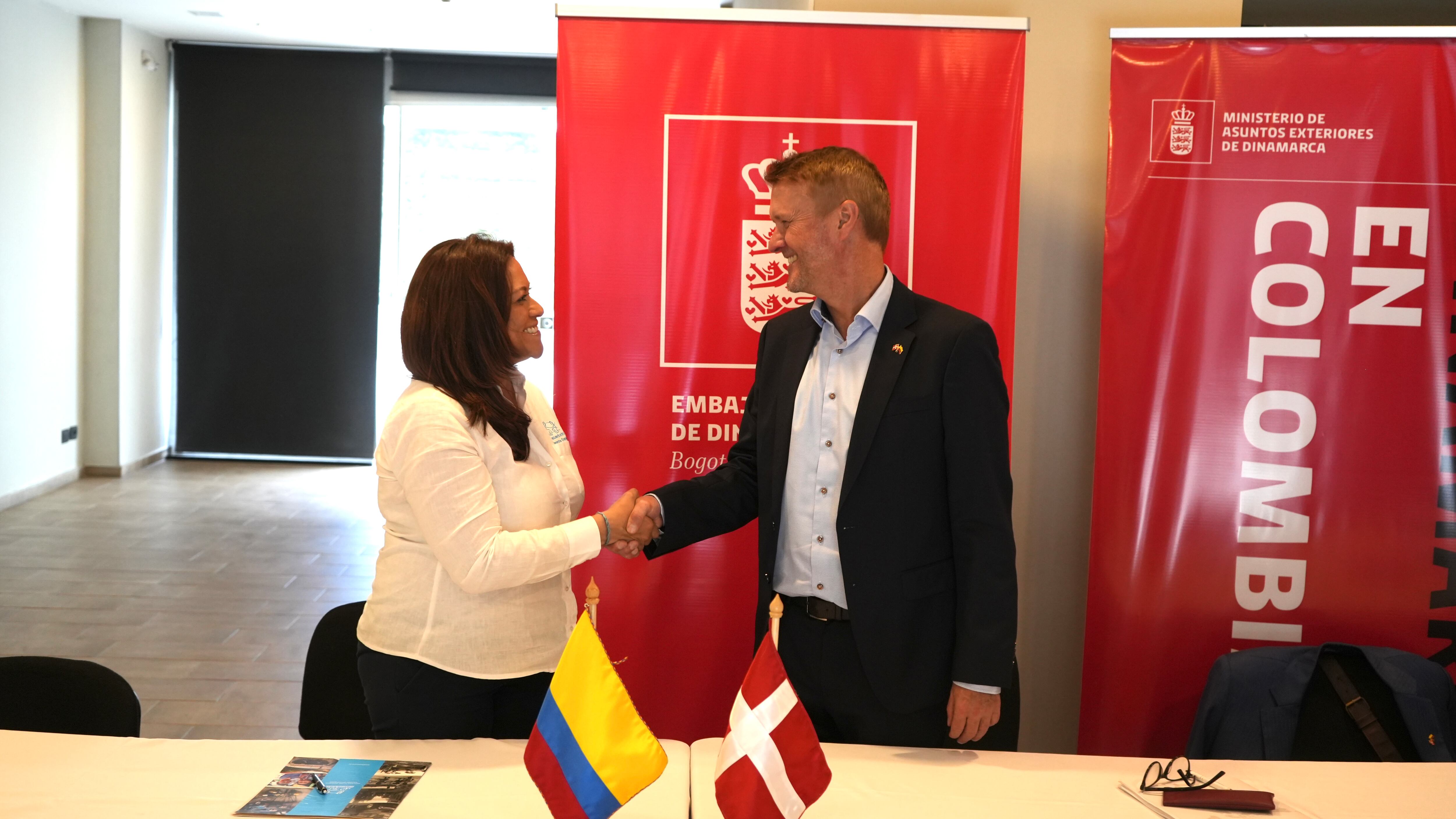 La gerente del Acueducto de Bogotá, Natasha Avendaño, y Jens Godtfredsen, embajador de Dinamarca en Colombia.