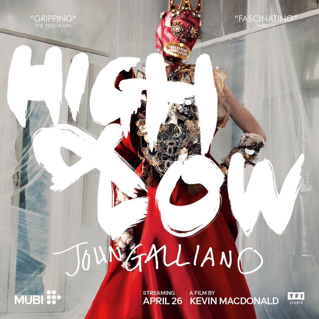 El fascinante documental de Macdonald recorre la carrera de Galliano desde estudiante de moda en la Central Saint Martins hasta director creativo de algunas de las mayores casas de moda del mundo, investigando con franqueza sus luchas con la adicción y la presión de la industria a la que se enfrentó por el camino.