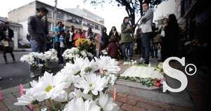 Alguna personas se reunieron frente al apartamento del Rafael Uribe para protestar por el crimen.