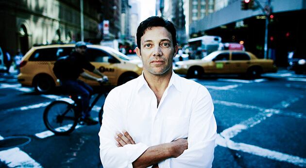 El corredor de bolsa Jordan Belfort una vez ganó 12 millones de dólares en tres minutos y en otra ocasión hundió borracho su yate en el Mediterráneo. La misma insaciable ambición que lo llevó a lo más alto produjo su estrepitosa caída.