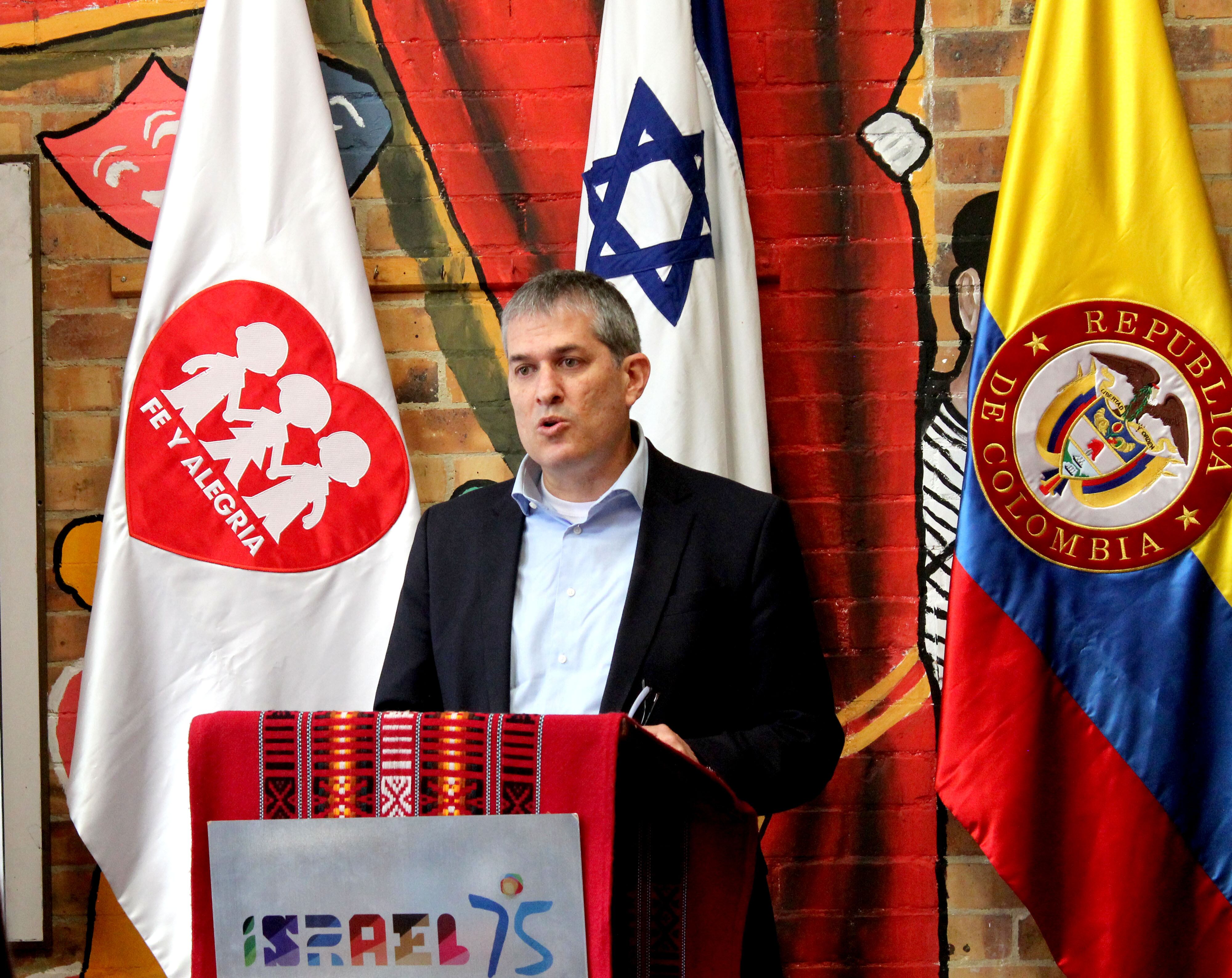 Embajada de Israel entrega sala de cómputo.