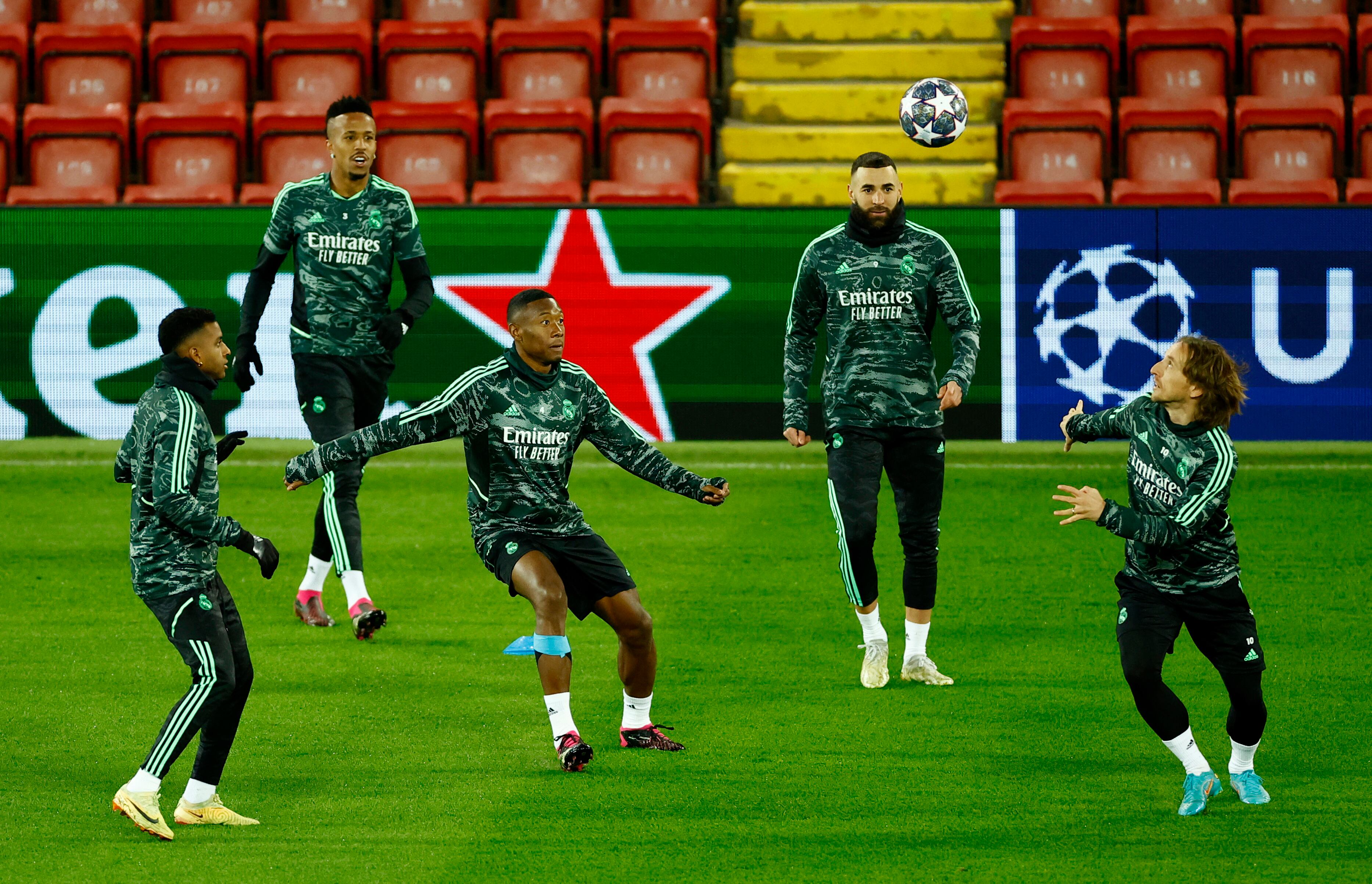 David Alaba, compañero de Benzema en el Real Madrid es el señalado por los fanáticos.