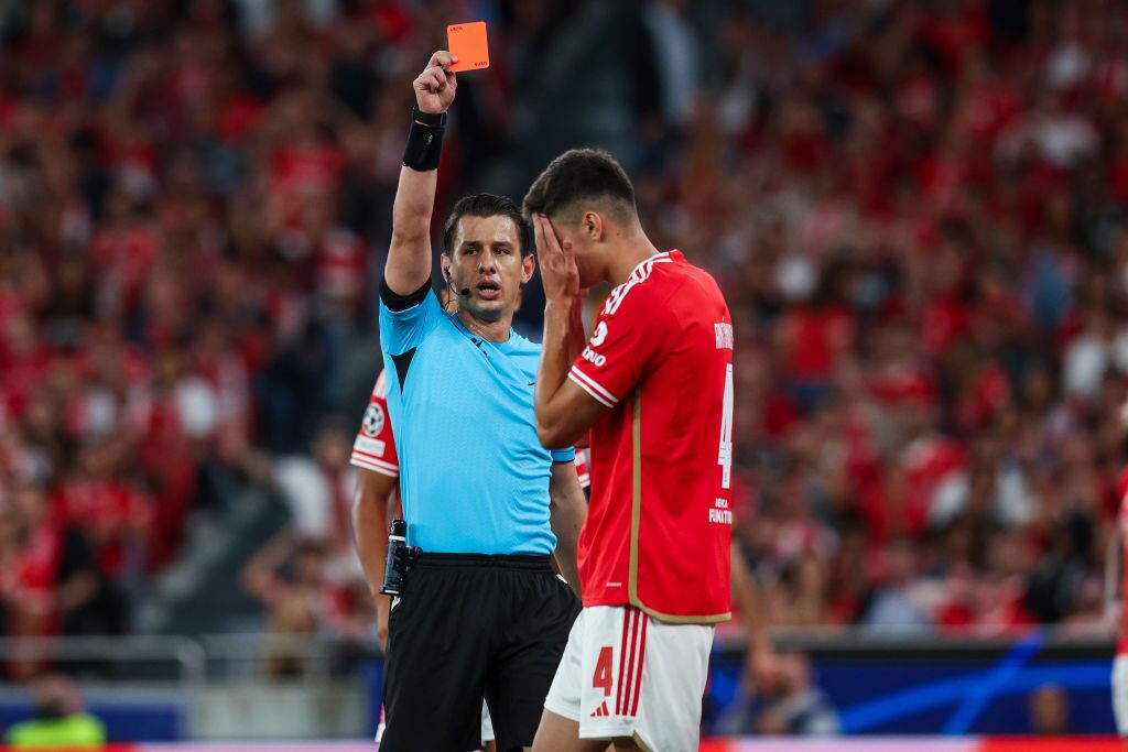 António Silva, expulsado por una mano insólita