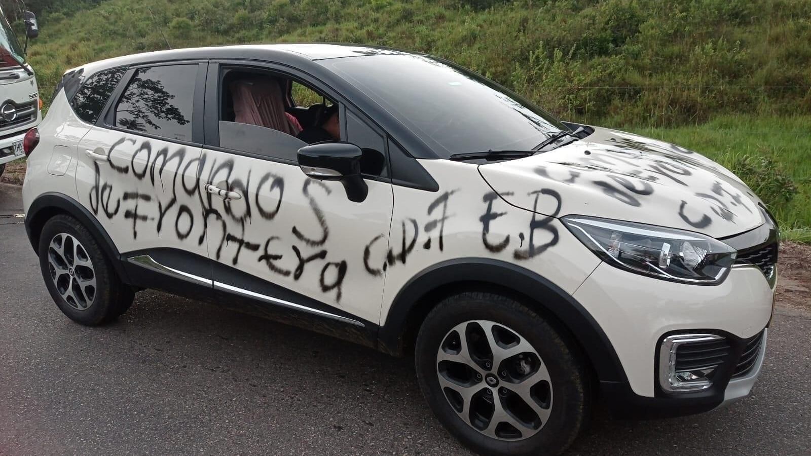 Disidencias instalaron retén ilegal, detuvieron carros y les hicieron grafitis alusivos a los Comandos de Fronteras.