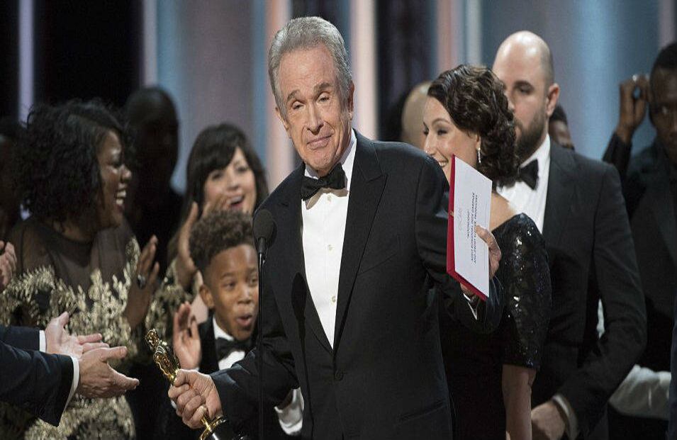 Warren Beatty relató que dudó mucho en decir el nombre de la película al ver que decía en el papel aparecía el nombre de una actriz. "Nunca traté de ser gracioso", explicó avergonzado.