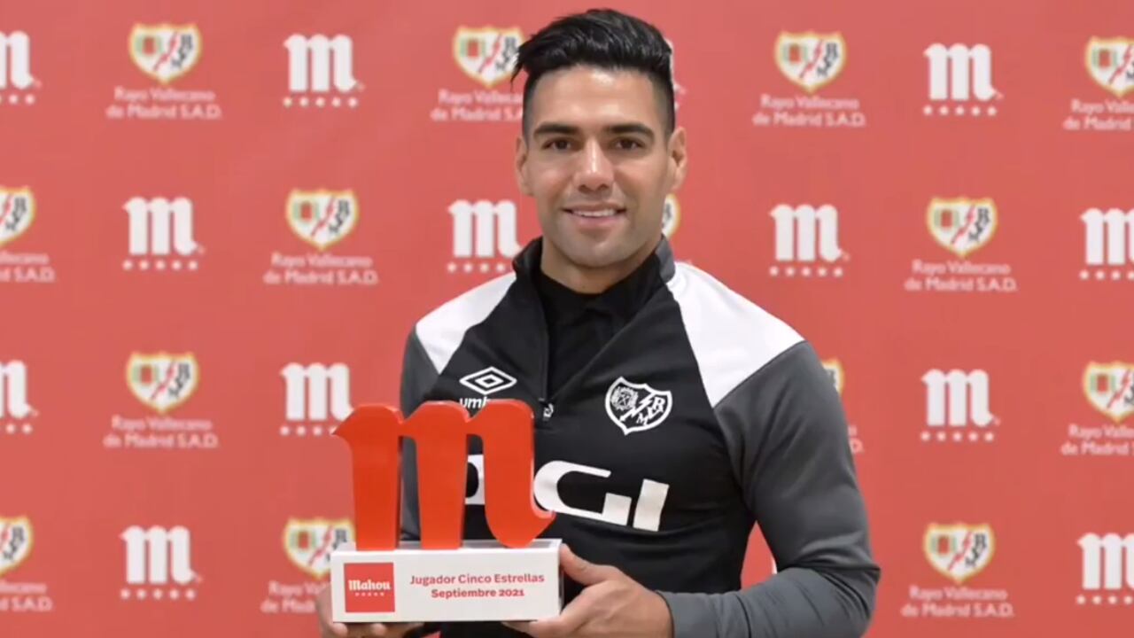 Falcao recibiendo el premio a mejor jugador de septiembre